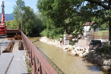GRADNJA NOVE BRVI ČEZ CERKNIŠČICO 01 FOTO LJUBO VUKELIČ